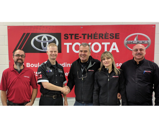 Patrick Morin, CarrXpert Sainte-Thérèse Toyota ; Paul Morin, représentant de Unipièce O.E.M. ; Christian Dagenais, Lise Lévesque et Michel Raymond. (Photo : Unipièce O.E.M.)