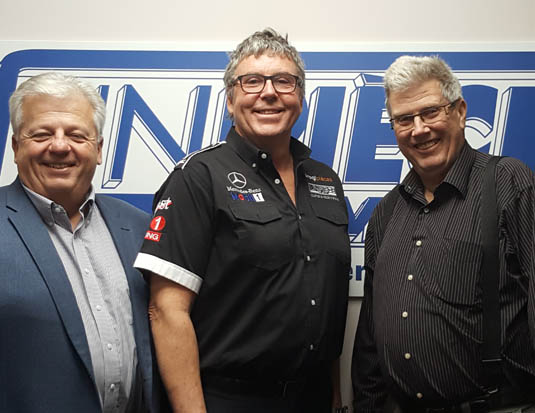 Guy Lescarbeau en compagnie de Claude Zalac et de Jacques Lavigne. (Photo : Unipièce O.E.M.)